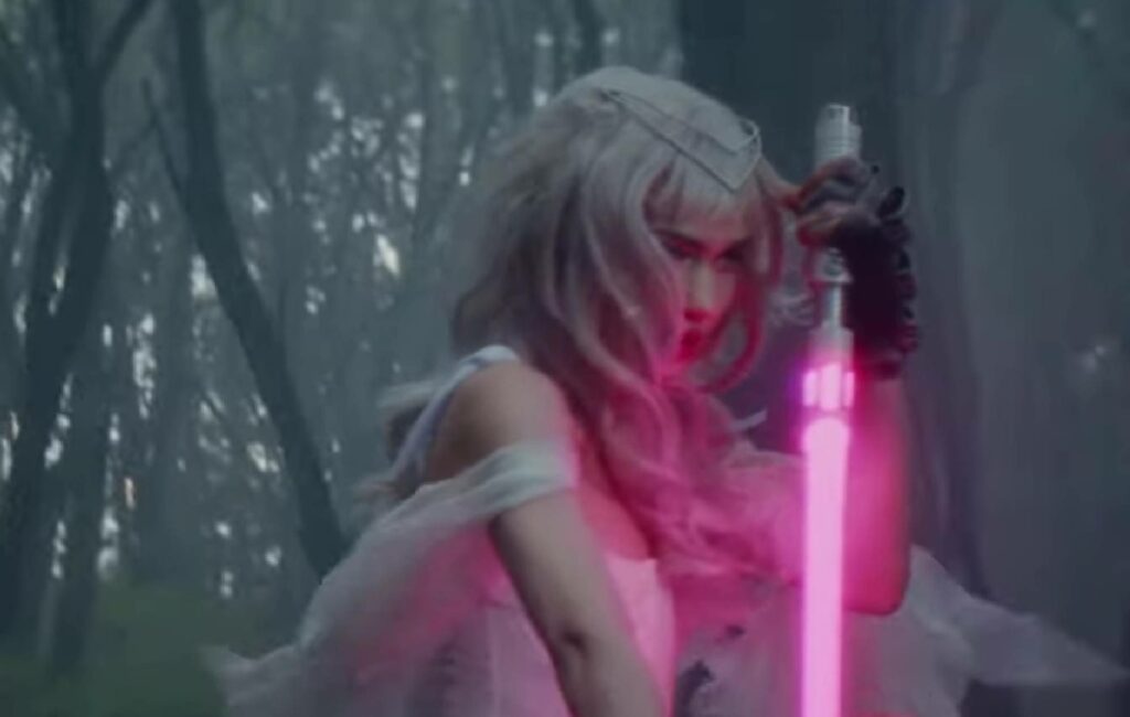 grimes goes toe-to-toe with a Dark King in the sci-fi fantasy video for her  recent single, Player of Games. Watch on…
