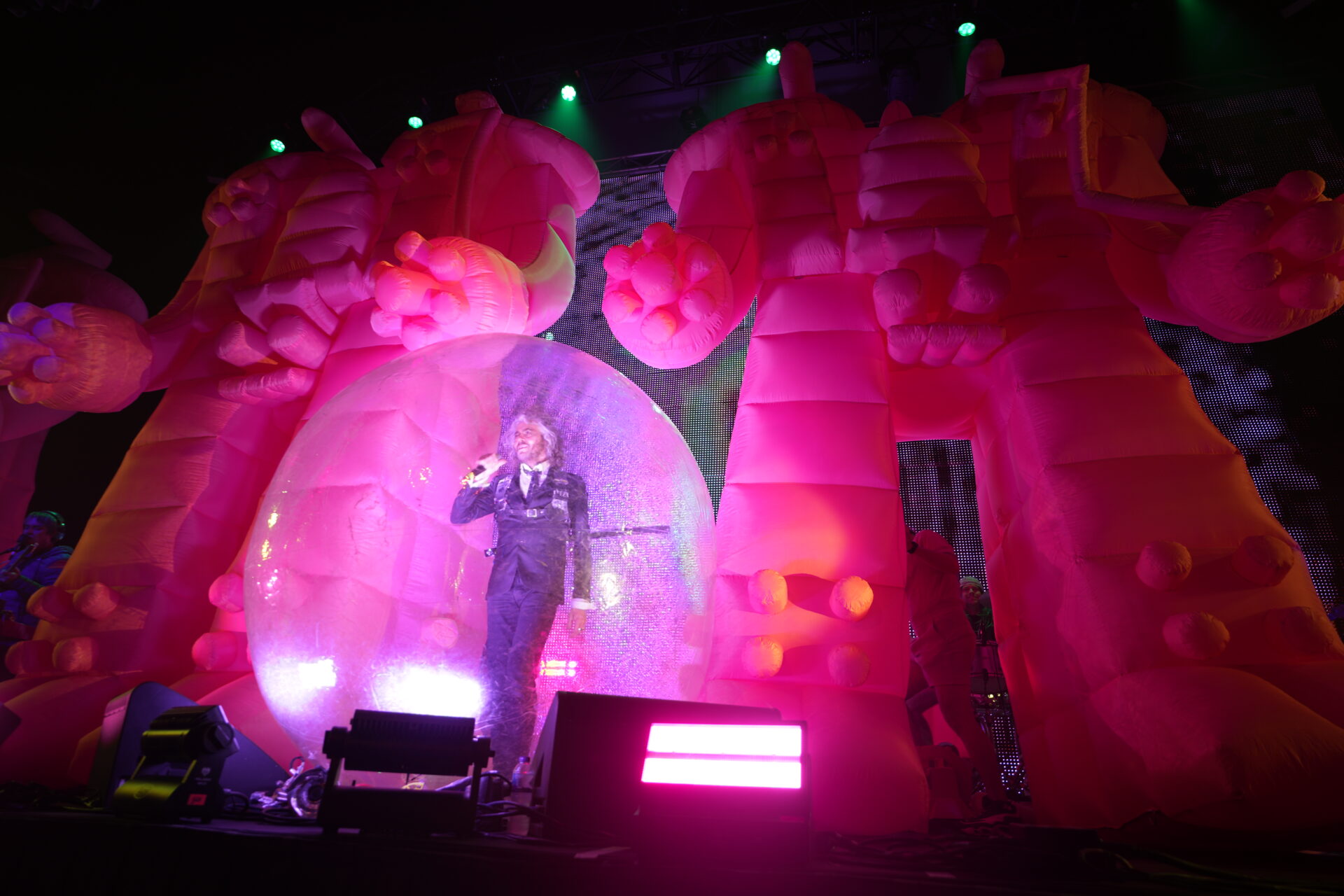 Watch The Flaming Lips kick off their 'Yoshimi Battles The Pink Robots ...