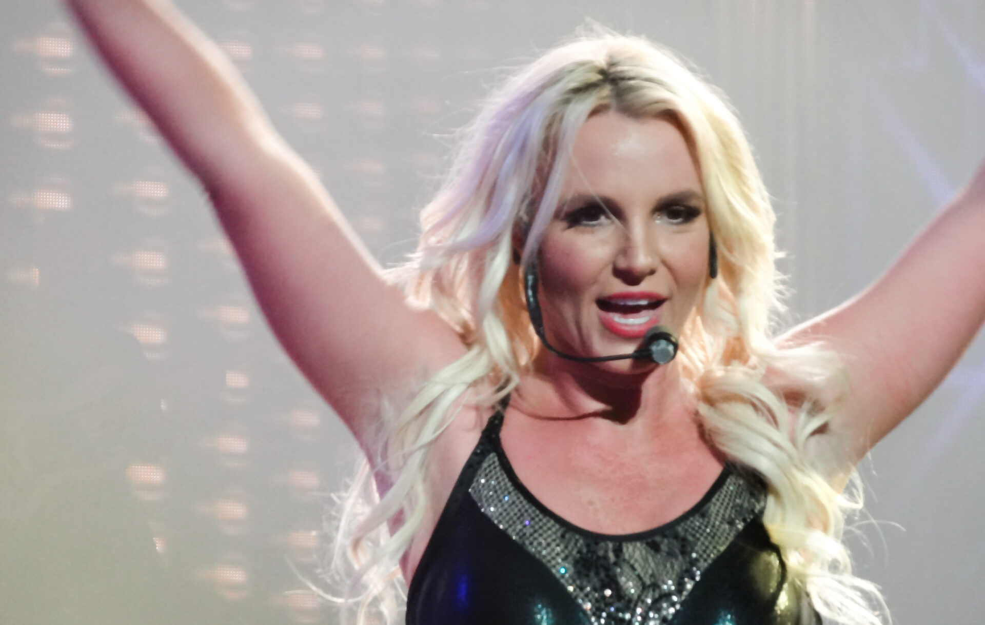 Britney Spears Unveils Vulnerable ‘The Woman In Me’ Memoir Cover And ...